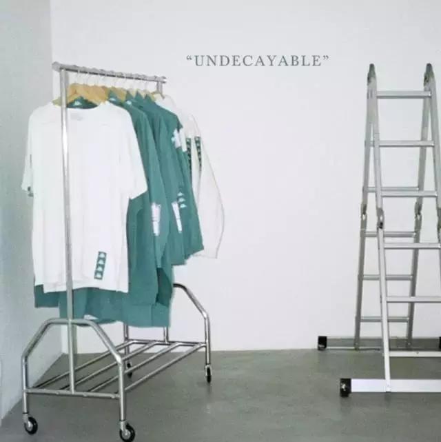 一串字logo,一串字母的衣服商标