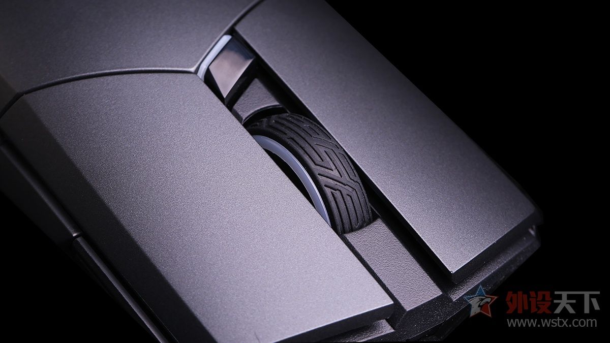 小手玩家的福音，玩家国度这款电竞鼠标针对中小手型设计，拥有便捷的可更换微动和侧键功能