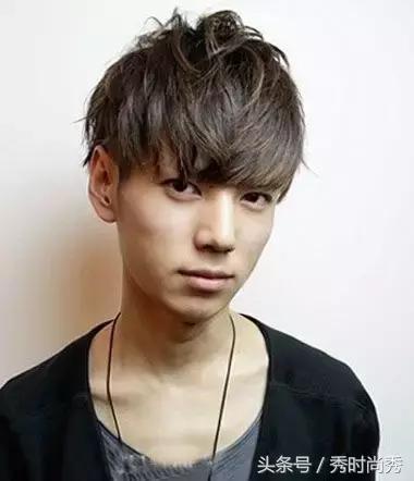 皮肤黑的男生染什么色好?脸宽的男生留什么样子的短发?