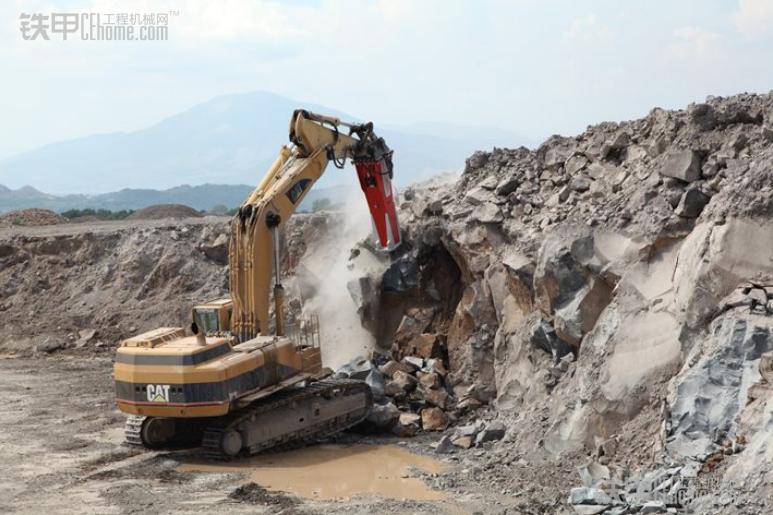 挖掘机都有破碎锤吗,挖掘机上破碎锤是什么