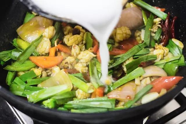 干锅墨鱼仔的正宗做法视频,半成品包装墨鱼仔干锅做法