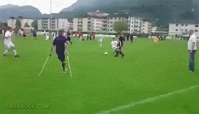 残疾男人的足球技术,残疾小哥踢球