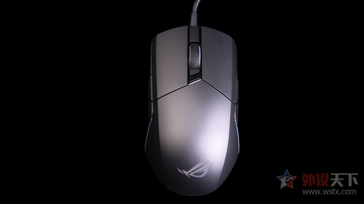 小手玩家的福音，玩家国度这款电竞鼠标针对中小手型设计，拥有便捷的可更换微动和侧键功能