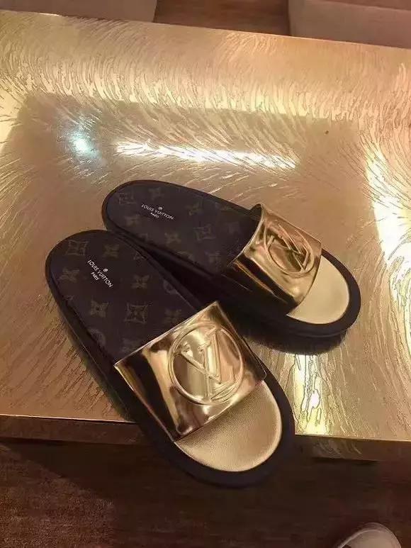 你小时候穿的塑料鞋，现在卖4000一双！快看家里还有没有……