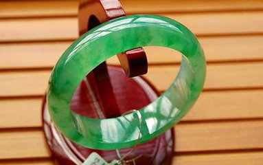 玉镯怎么挑选适合自己,玉镯应该怎么挑选比较好