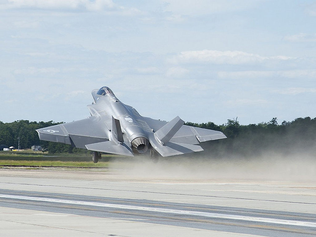 日本幻想追加采购美国F-35战斗机好消息是F-35战斗机单价下降8000万美元一架