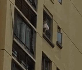 吓人！东莞小区一熊孩子爬出阳台命悬半空，所有人捏了一把汗