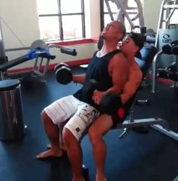 谁说练肌肉一定要去健身房,练肌肉别傻傻去健身房