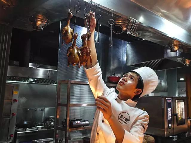 一天卖掉60只生烤乳鸽，卤切肥肠要配小米酒！杭州的深夜小酒馆是这样的