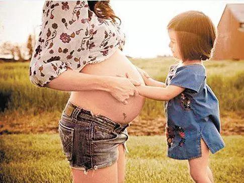 父母应该让二孩怎么做,父母怎么处理两个孩子的关系