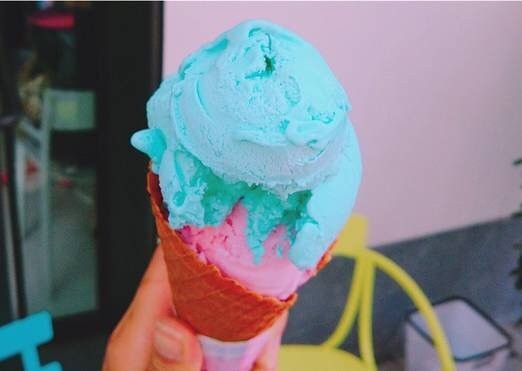 天气这么热还不来个清爽的冰淇淋,这么热的天唯有冰淇淋不可辜负