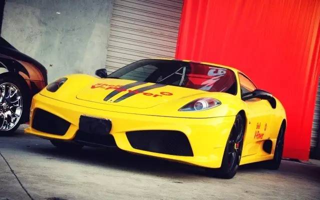 这是一场假的燃油发布会，现场全是法拉利*博兰**基尼等超豪