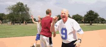 草野球场的年轻人里，总有些逗逼能笑死你