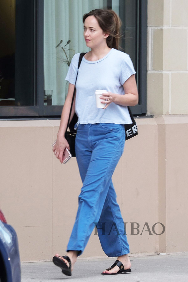 夏日质感型格还属Monochrome!傻脸娜、Gigi带头引领顺色搭配:“专一”这件事,在穿衣上同样有魅力!