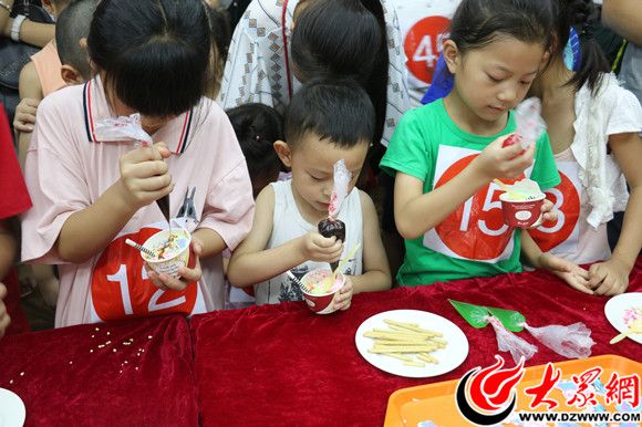 鍑叴澶╀笅浜插瓙娲诲姩,鍑叴澶╀笅鑿忔辰鏃ョ収