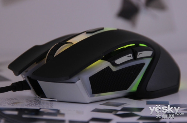 幻彩RGB全面升级雷柏V302电竞游戏鼠标评测