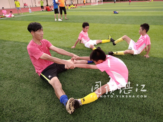 足球是打的还是踢的,足球是进框得分还是到白线就得分