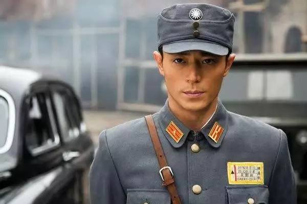 潮流咖|这件让半个娱乐圈沉迷的军装,再没一件你就过时啦!