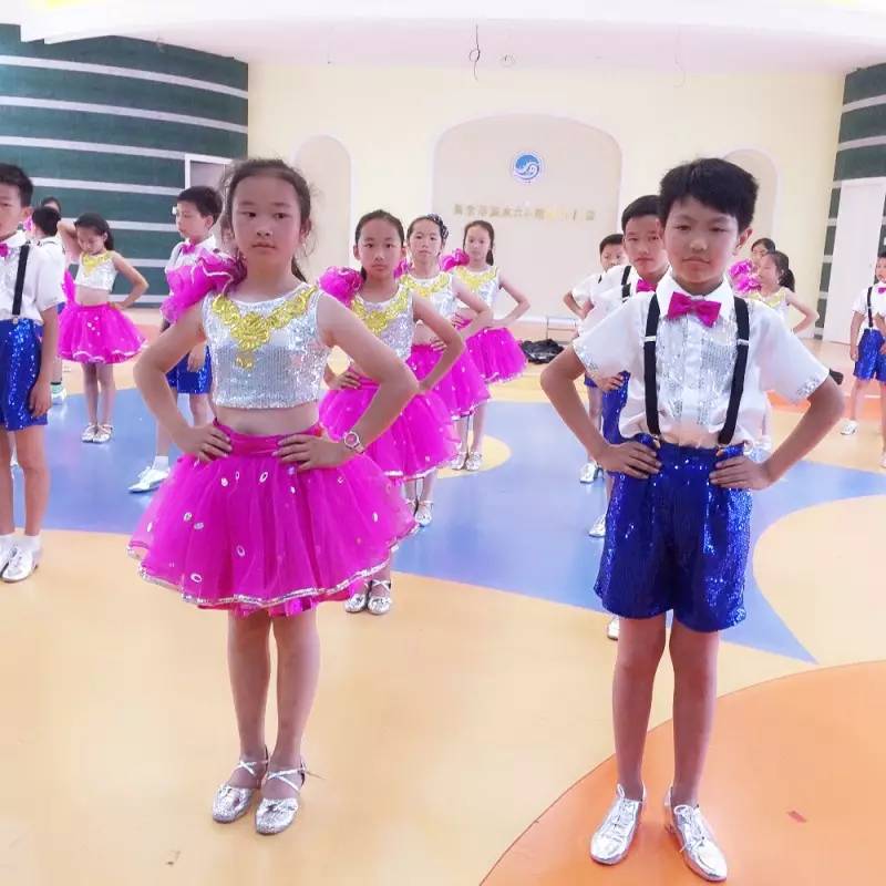 增添足球元素，完全自编自导，并最终一举夺得全区冠军，这能耐真不一般！