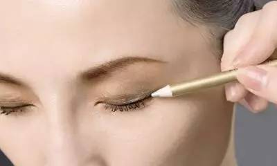 眼线总是晕到上眼睑怎么弄,眼线怎么才不会晕妆