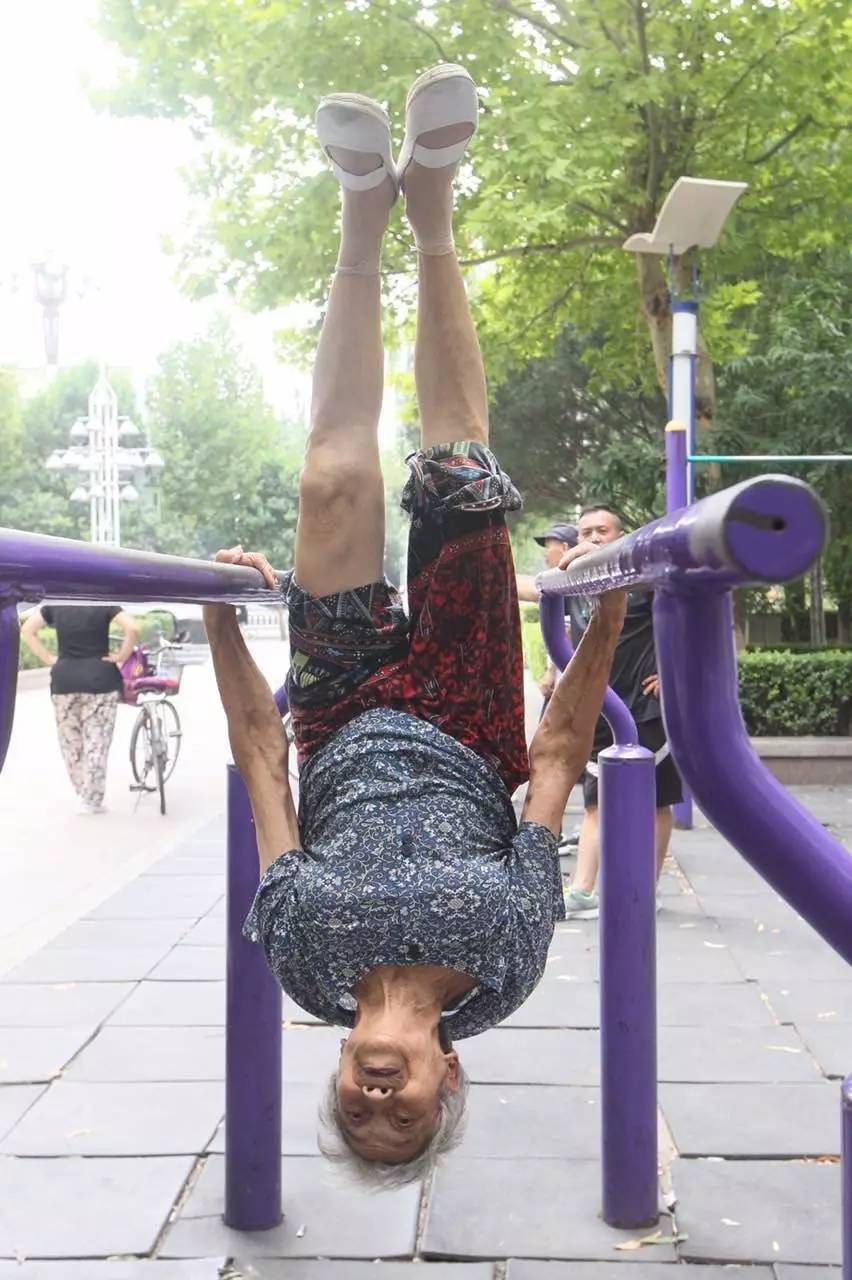 双杠老奶奶,七旬奶奶倒挂单杠一字马