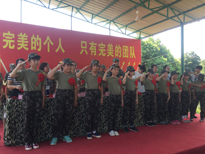 7天军营夏令营结束,网瘾少年军营蜕变