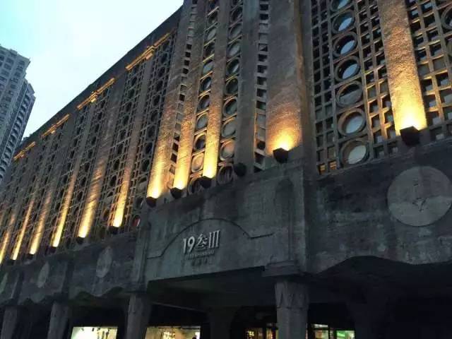 “幸运草”、“水晶盒”……这些地铁、公交站附近竟有如此魔幻的建筑