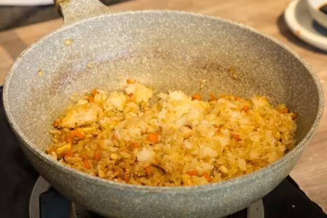 香辣鱿鱼鸡蛋炒饭做法,鱿鱼炒饭鱿鱼怎么炒好吃又嫩