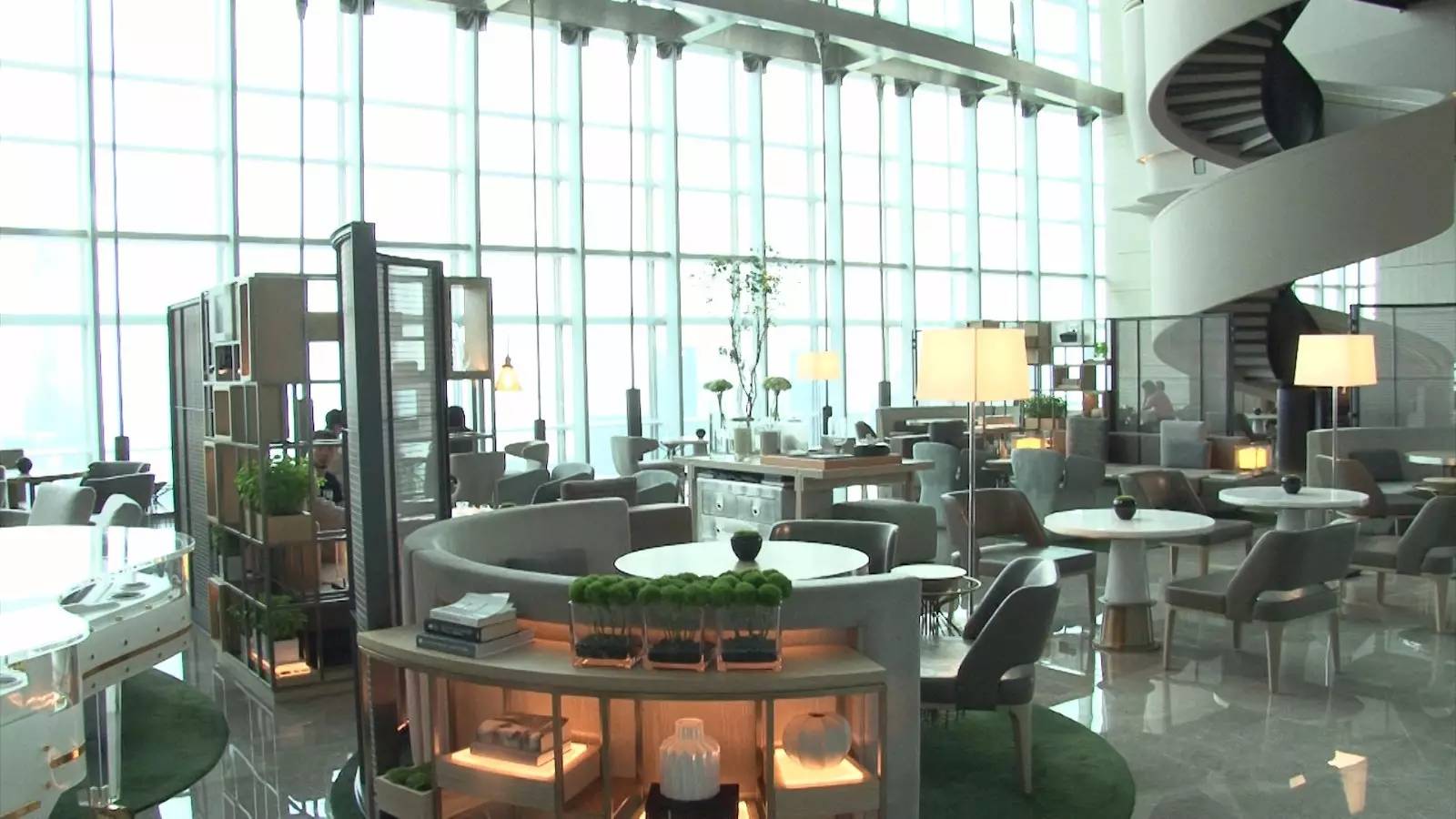 一家开在43楼的空中餐厅，去这里吃饭你得带上两个胃