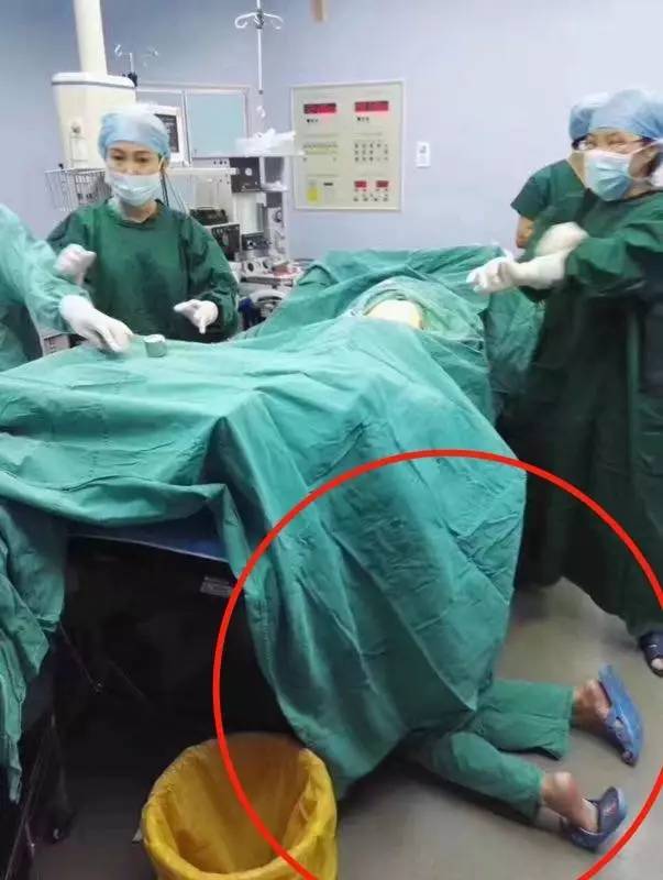 手术紧张进行中！一助产士始终双膝跪地，双手已麻木……