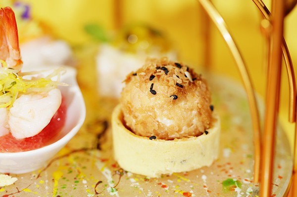 YSL高跟轮滑鞋、Aēsop芥末味牙膏、美的无烟自动炒菜机,它们也许都能买到,但天猫奢侈品频道你可能看都看不到