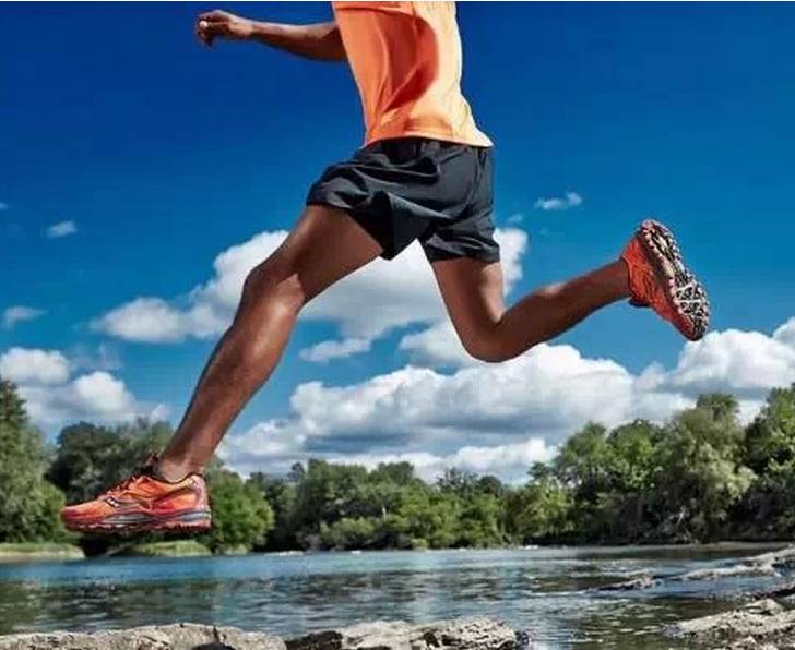 老是脚起水泡是什么原因,左右大脚趾趾甲隆起发黑的原因