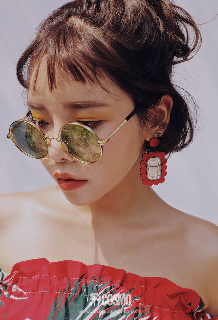 这些衣服太好看每件都想买，老板能预支下月工资不？