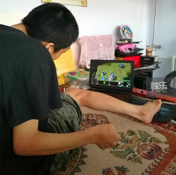 用脚打星际比赛,用脚打星际的韩国选手