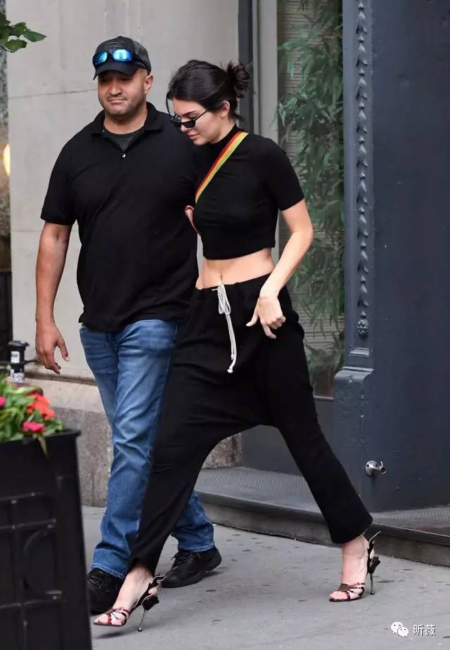 你的一字肩会让你增重10KG?还不是因为没有学习蔡依林的“露一半”穿法!