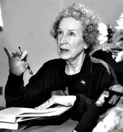 玛格丽特·阿特伍德｜盥洗室里的风波