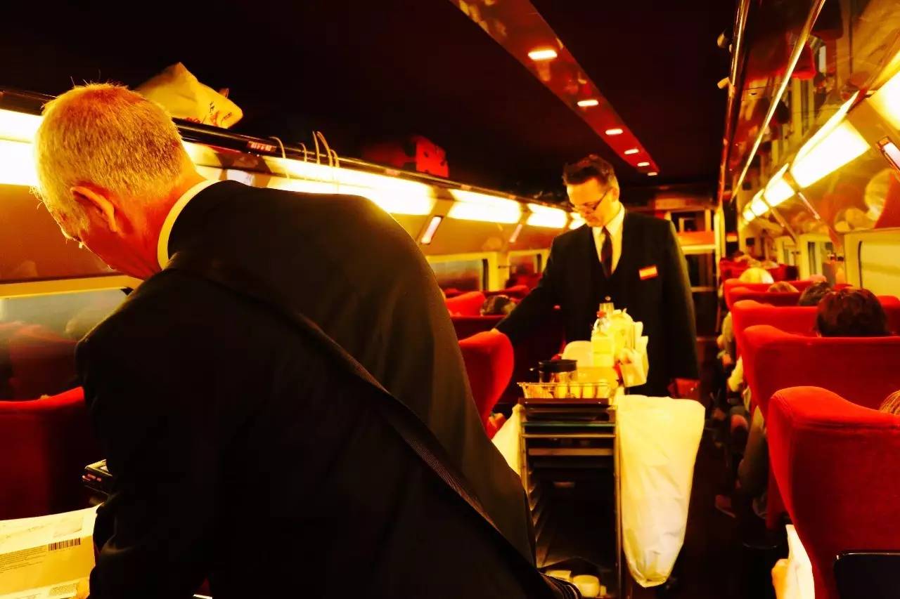 坐火车游欧洲视频,坐着火车游英国