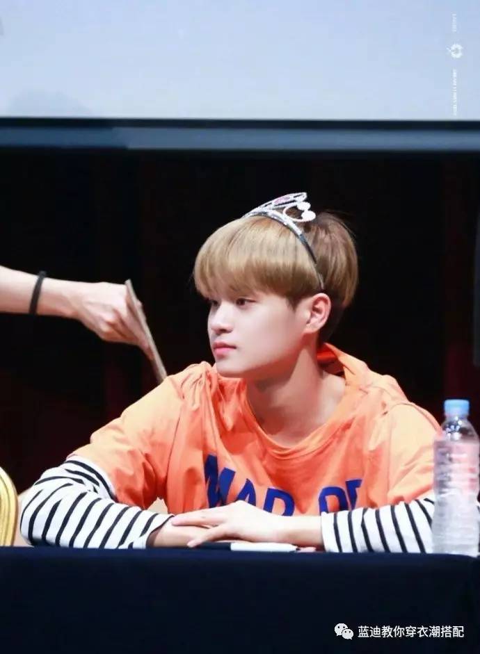 王源演唱会穿秀禾服,王源沸腾之夜黑西装