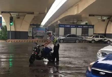 台风天执勤警察,台风天交警视频