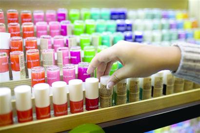 涂指甲油有什么危害,涂指甲油还是贴甲片安全