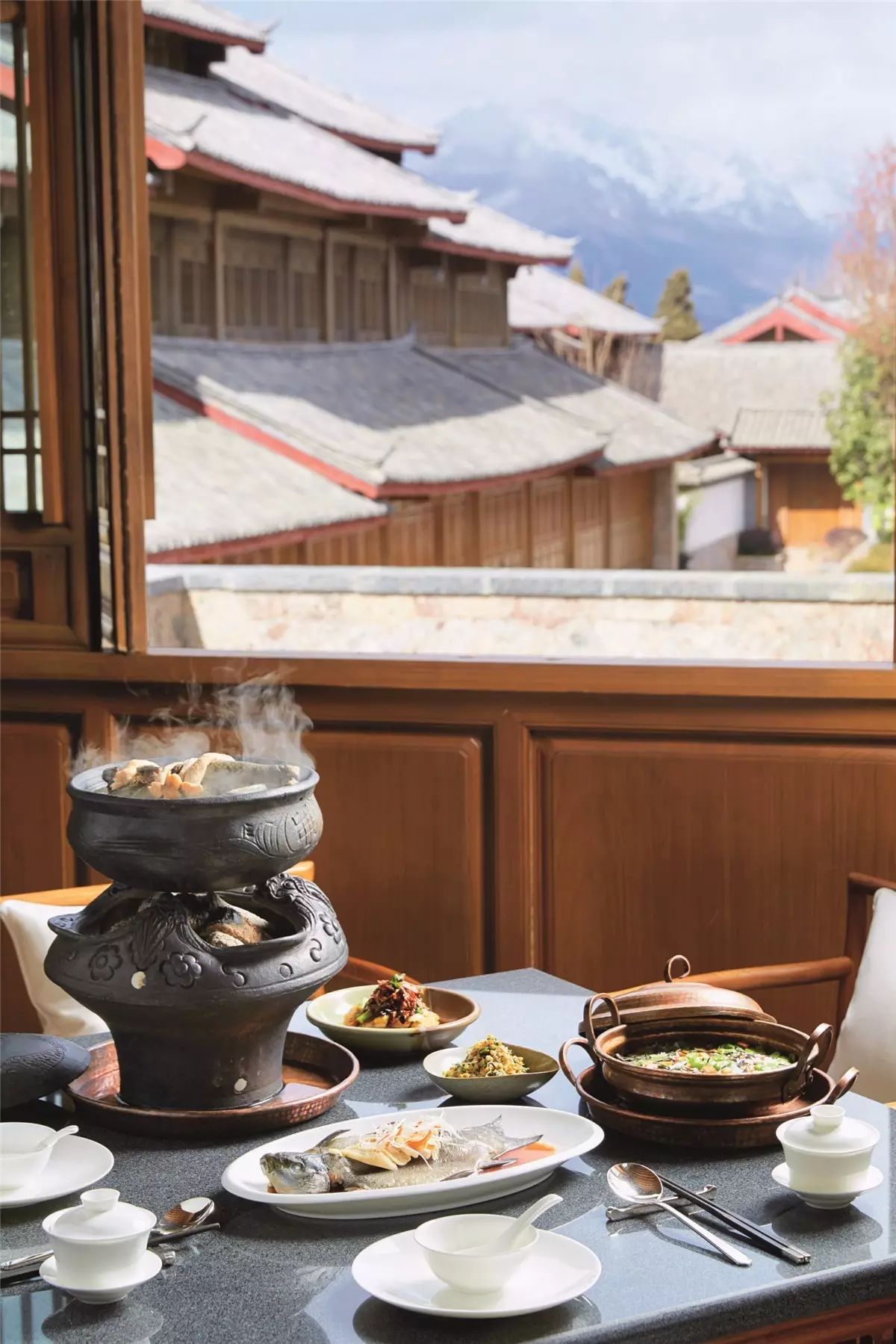 隐居山林烟雨间,自在山间隐居