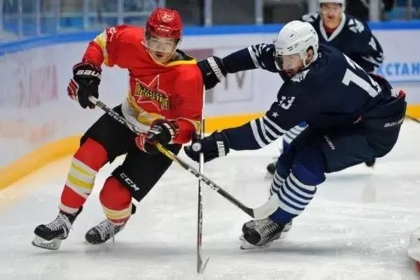 冰球撞人犯规吗,冰球越位线是什么