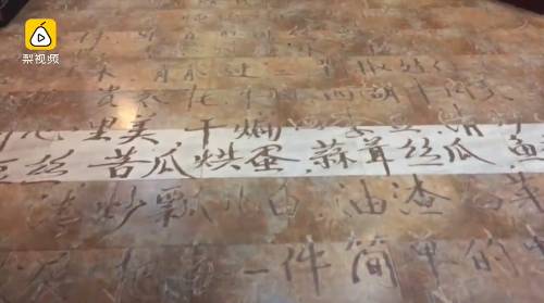 还有比这更尴尬的首次约会吗？女子捡屎被卡住