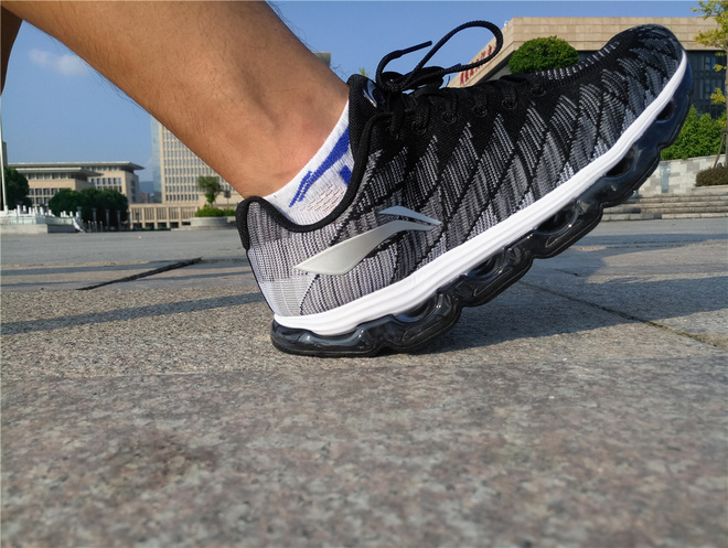 李宁如影随形,李宁跑鞋绝影雷