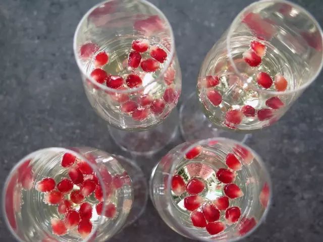 不用刀剥石榴怎么剥更快,怎么用手剥石榴剥得快