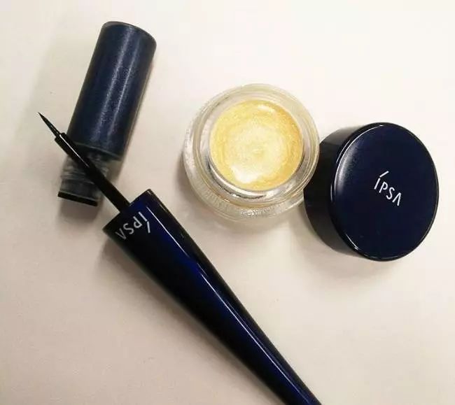 腮红金震惊了手机界？美妆界老司机们却早就开始在圣诞限定上作妖了~