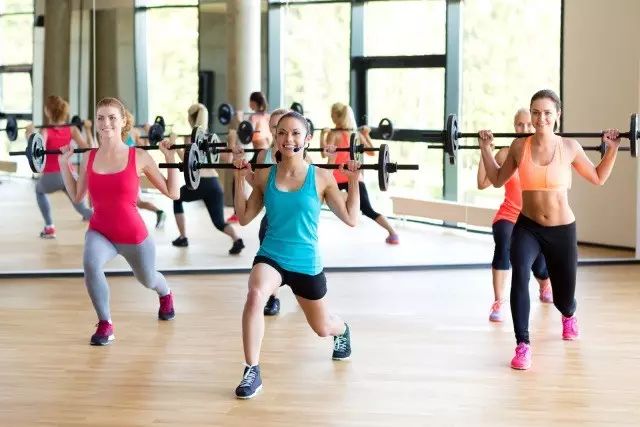 72岁奶奶坚持健身毅力不输年轻人,71岁天津老太太健身