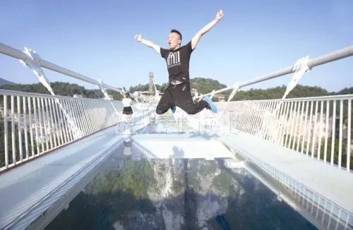 国内刺激的栈道,长假高空玻璃栈道