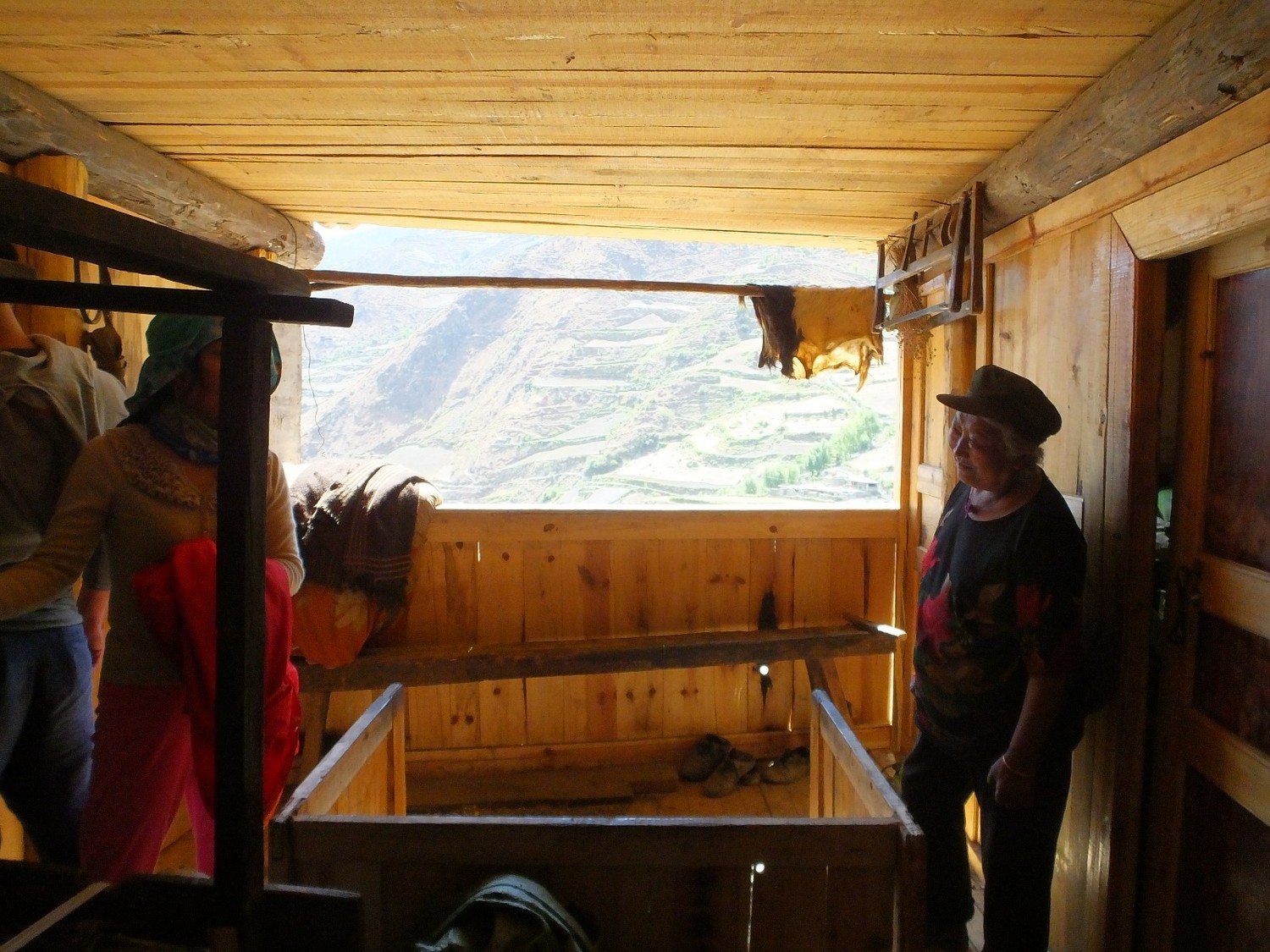 泸亚东线沿途风景,泸亚线穿越原始森林