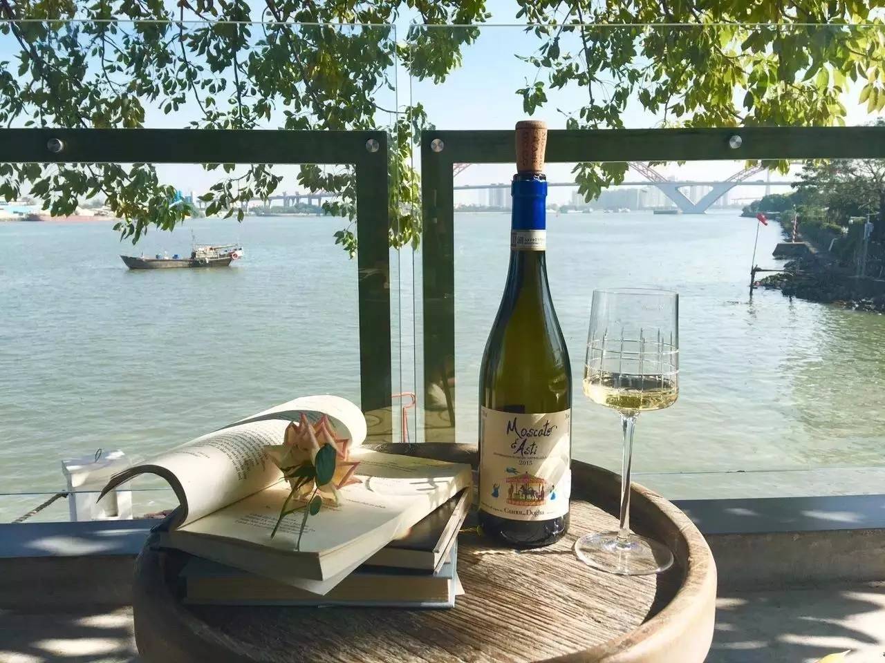 70后文艺大叔跑到这个“会吃福建人”的城市，用花砖、雪茄和伏特加，把废弃的修船厂变成最会撩妹的床